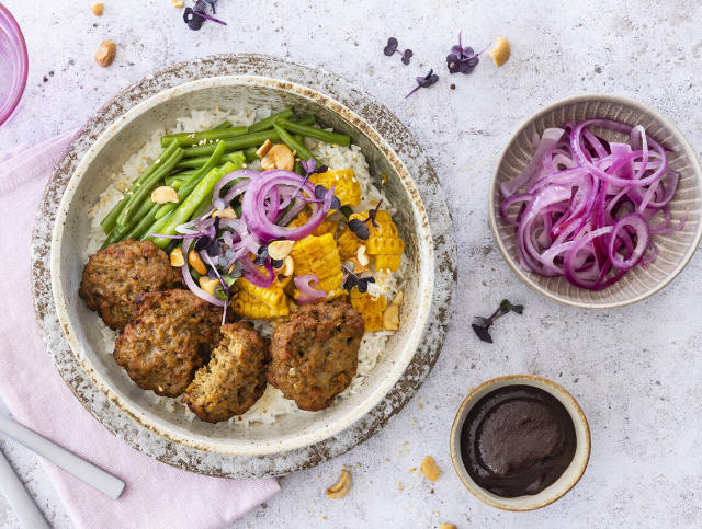 BBQ-Bowl mit veganen Frikadellen